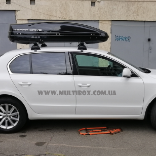 Автомобільний бокс Terra Drive 480 DS чорний глянець на Skoda Superb