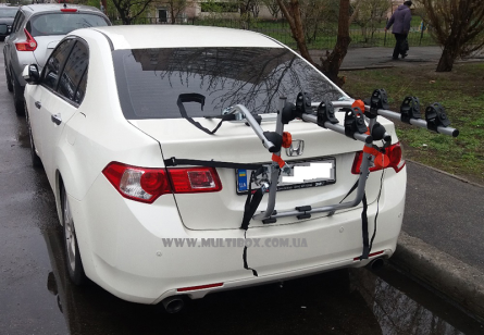 Ставимо на автомобіль Honda Accord кріплення на задні двері Aguri Spider для трьох велосипедів.