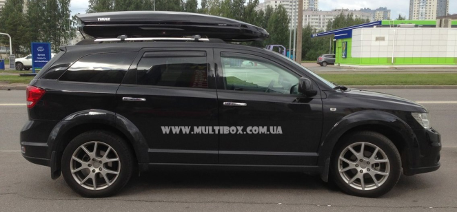 Автомобільний бокс Thule Dynamic L (900) black на Fiat Freemont