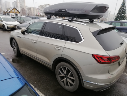 Багажник на крышу Thule Edge Wingbar на Volkswagen Touareg с автомобильным боксом Thule Motion XT XL