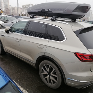 Багажник на крышу Thule Edge Wingbar на Volkswagen Touareg с автомобильным боксом Thule Motion XT XL