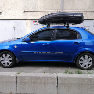 Автомобильный бокс Terra Drive 440 черный матовый, двухсторонний на CHEVROLET LACETTI, установлен на поперечины производителя CRUZ